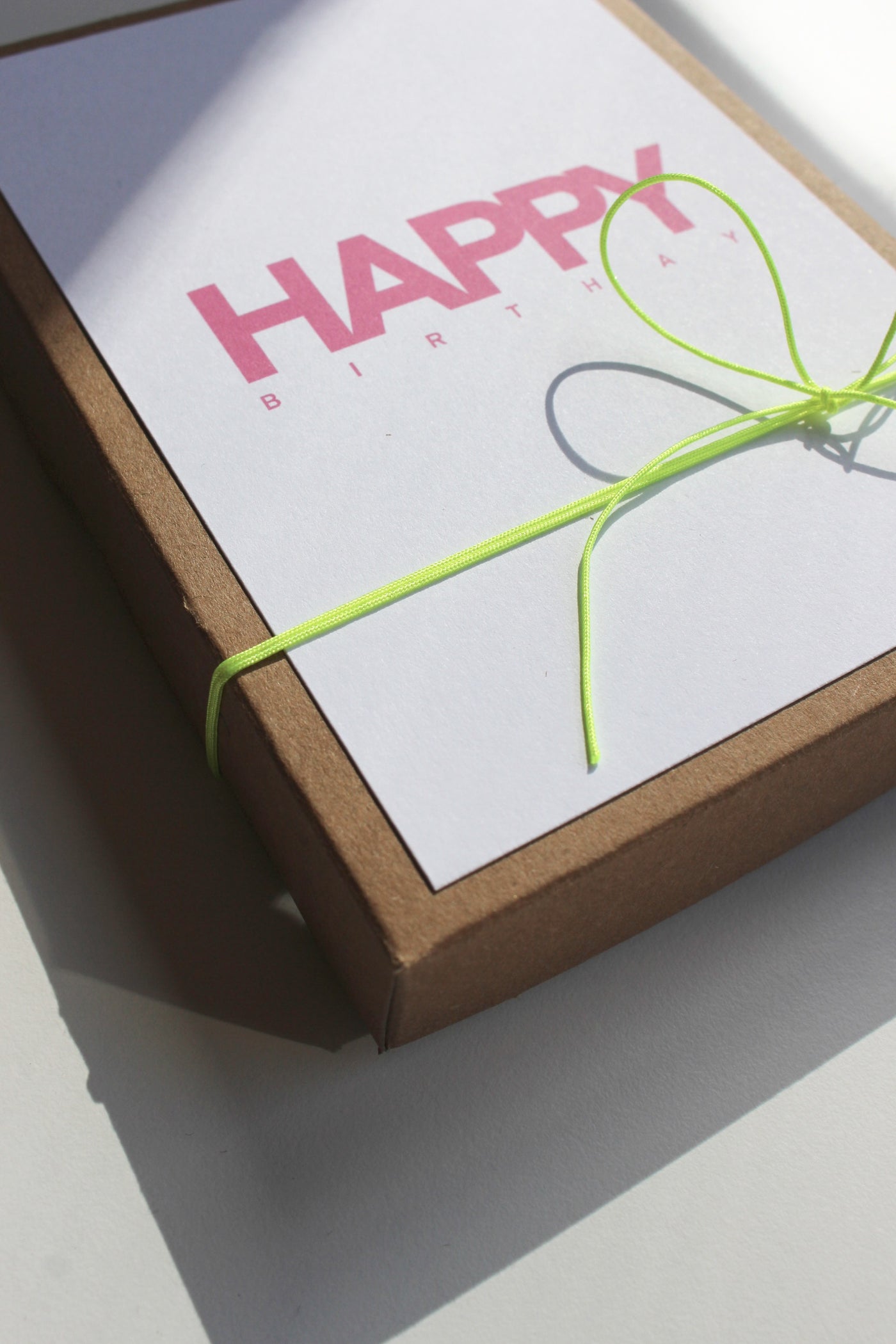 Neon Geschenkverpackung zum Geburtstag "happy birthday"