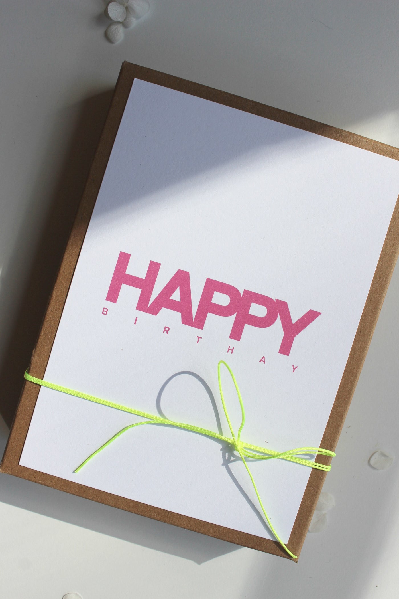 Neon Geschenkverpackung zum Geburtstag "happy birthday"