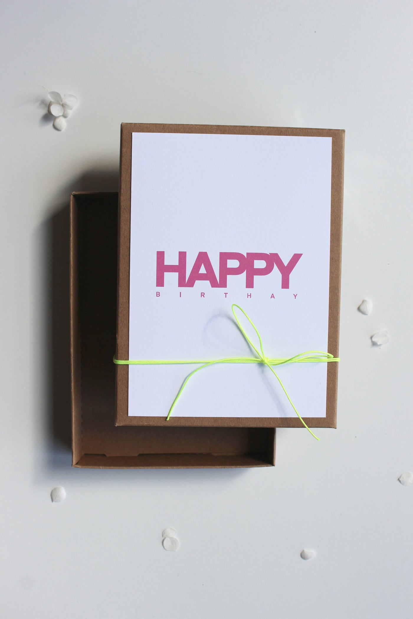 Neon Geschenkverpackung zum Geburtstag "happy birthday"