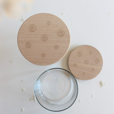Runder Holzdeckel mit Gravur Smiley für ein Vorratsglas als Einschulungsgeschenk für Mädchen oder Junge.