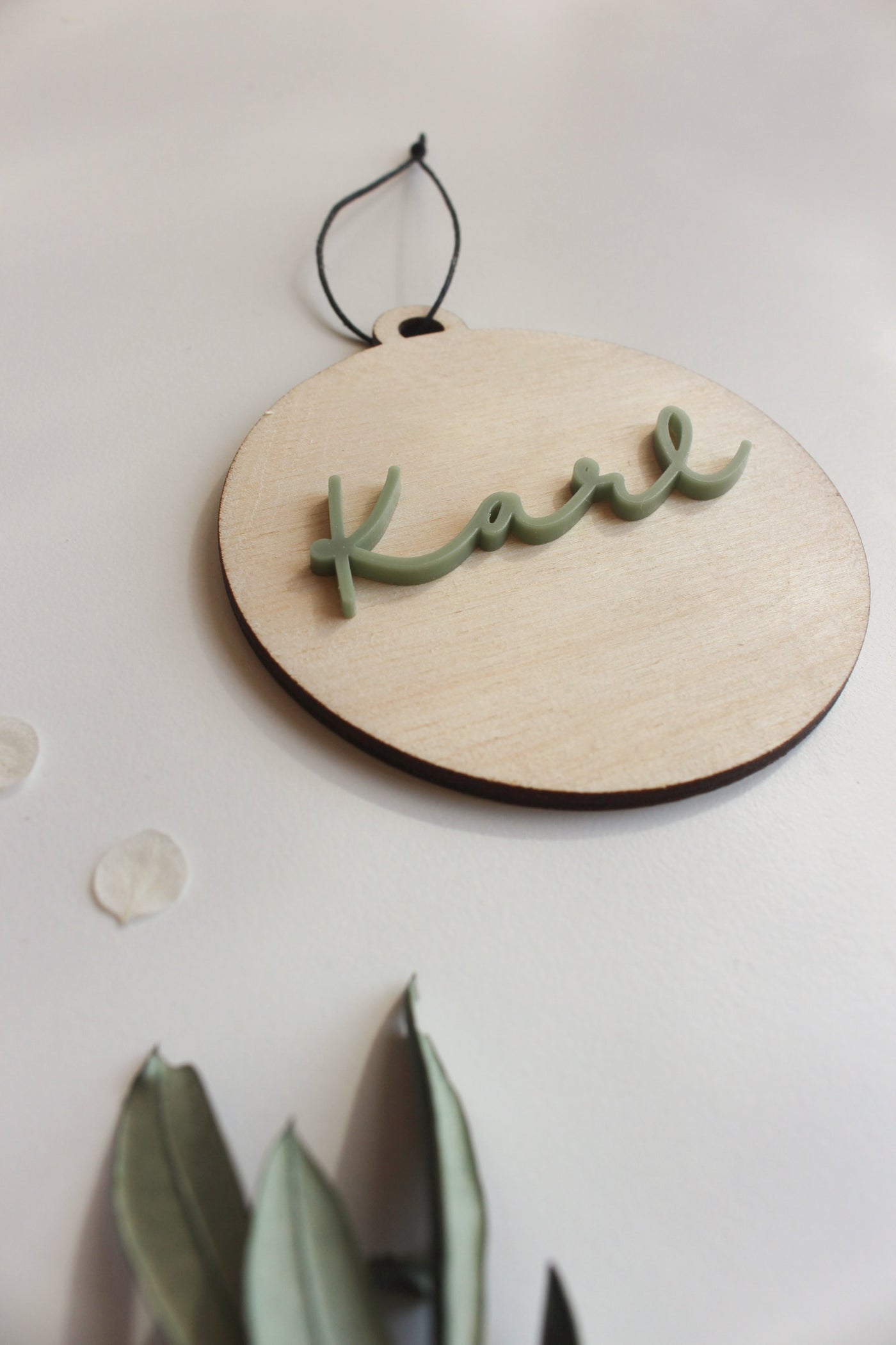 Personalisierte Weihnachtskugel aus Holz mit Acryl-Namen