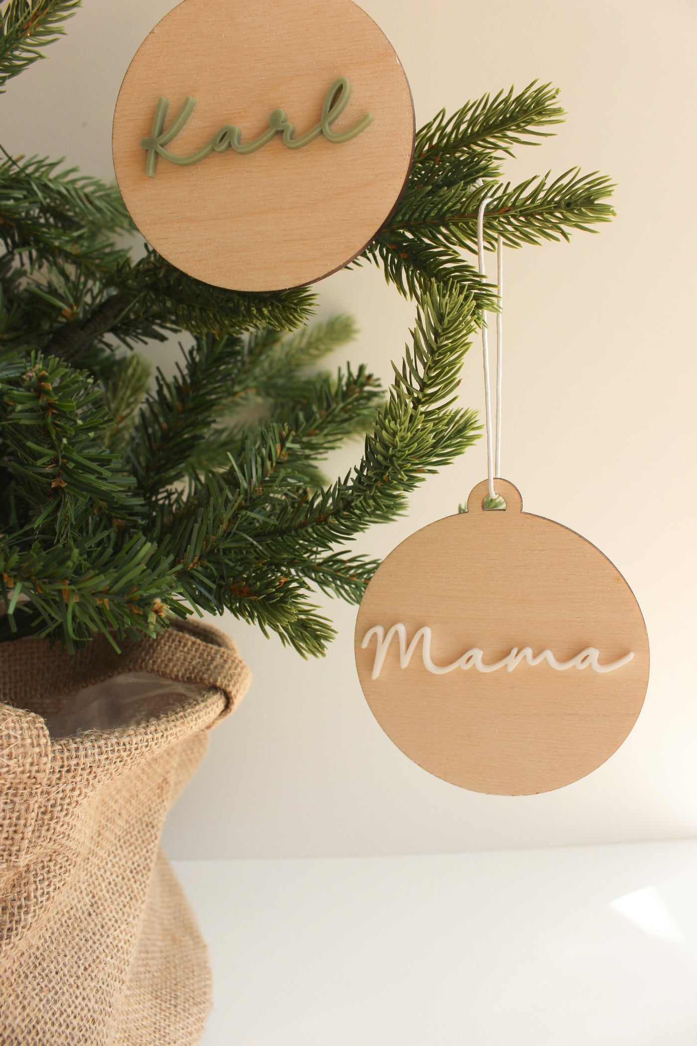 Personalisierte Weihnachtskugel aus Holz mit Acryl-Namen