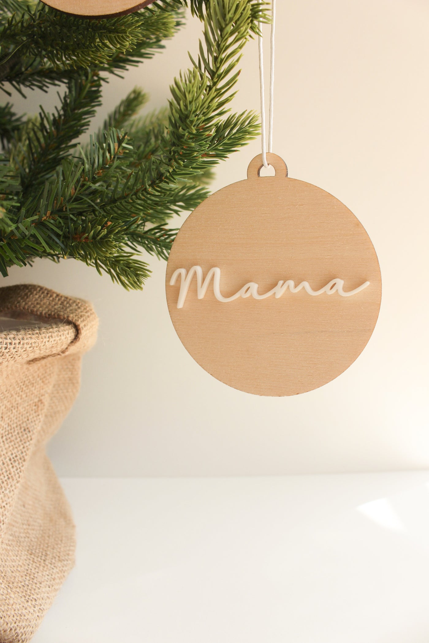 Personalisierte Weihnachtskugel aus Holz mit Acryl-Namen