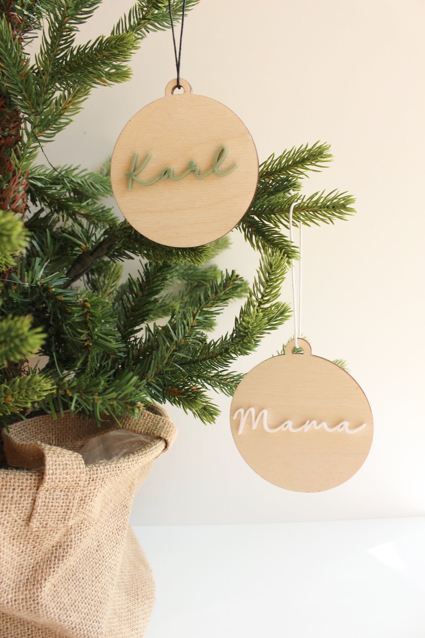 Personalisierte Weihnachtskugel aus Holz mit Acryl-Namen